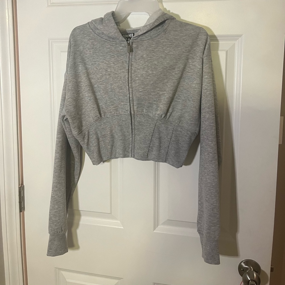 The brand is sommer ray, size small, grey, cropped